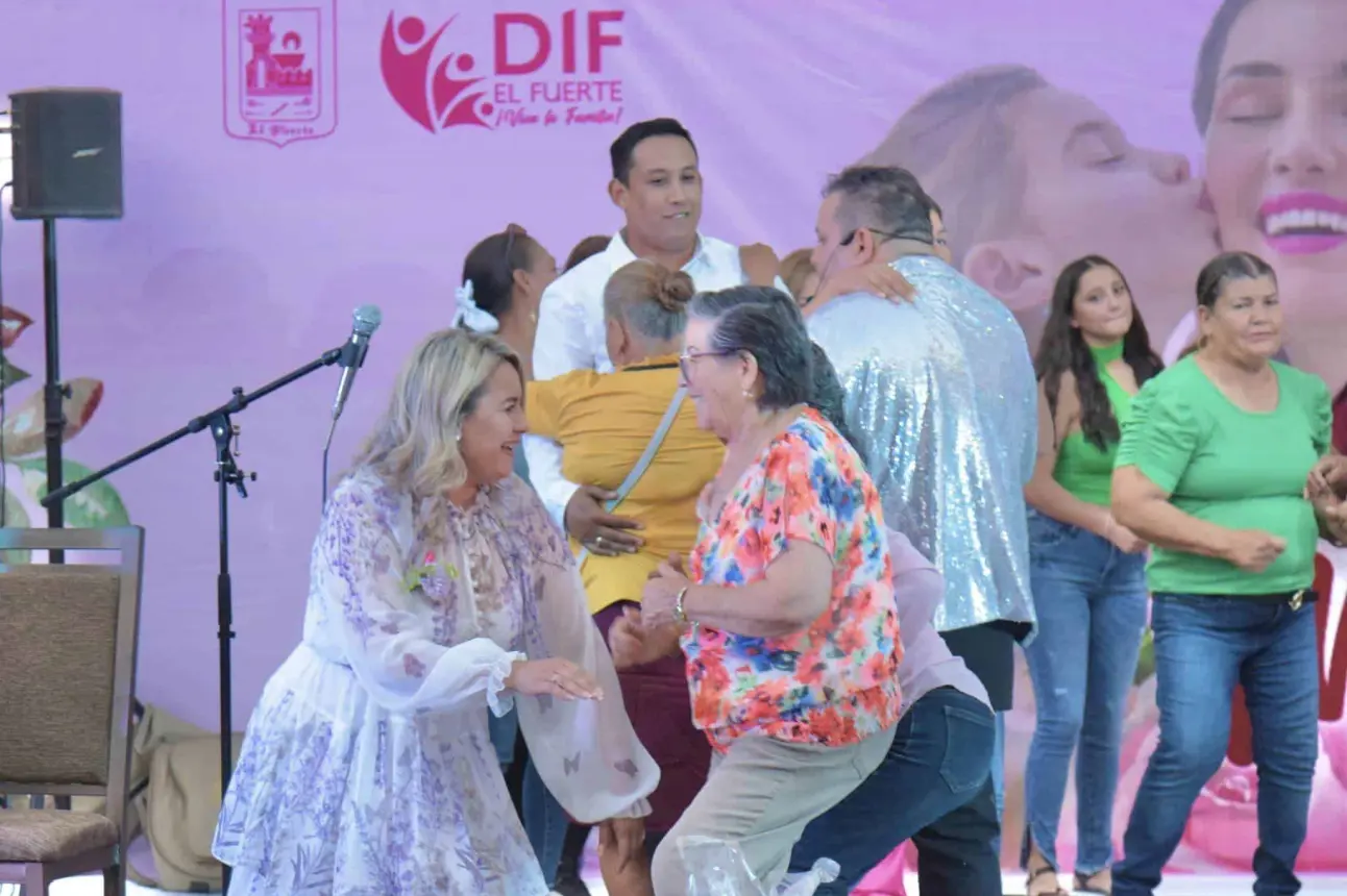 En el evento por el Día de las Madres en el municipio de El Fuerte hubo música en vivo y también baile. Foto: Cortesía