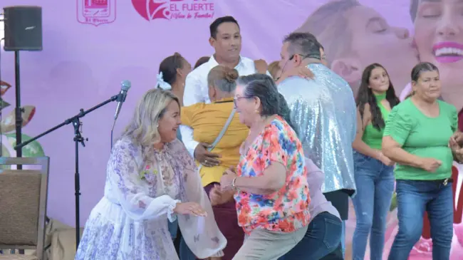En el evento por el Día de las Madres en el municipio de El Fuerte hubo música en vivo y también baile. Foto: Cortesía