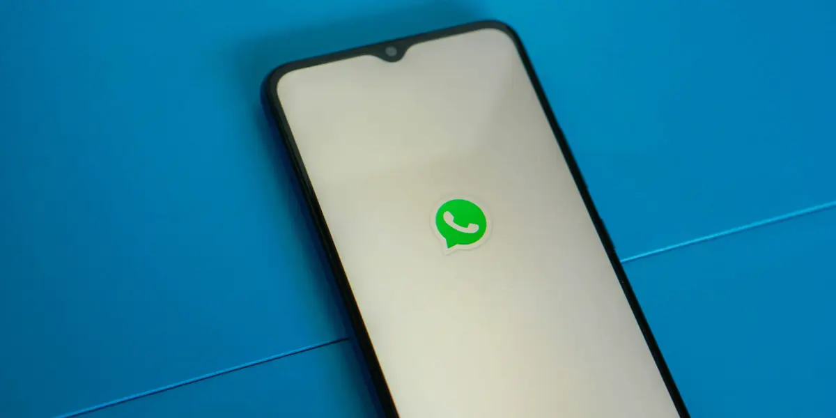 WhatsApp ha implementado el modo súper oscuro | Imagen: Mourizal Zativa