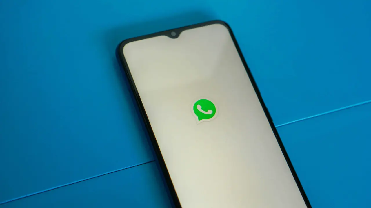 WhatsApp ha implementado el modo súper oscuro | Imagen: Mourizal Zativa