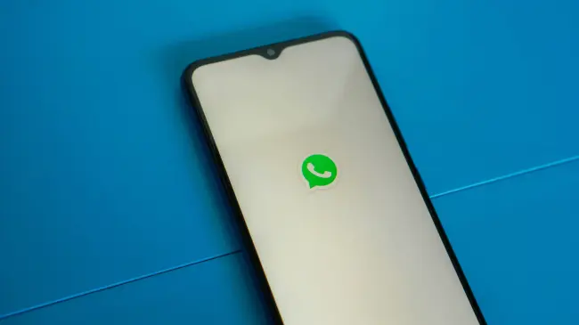 WhatsApp ha implementado el modo súper oscuro | Imagen: Mourizal Zativa