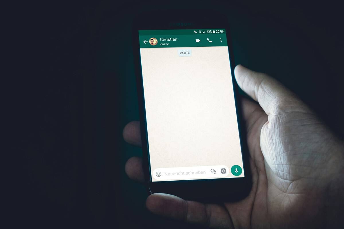 El modo súper oscuro de WhatsApp evita la fatiga visual | Imagen: Christian Wiediger