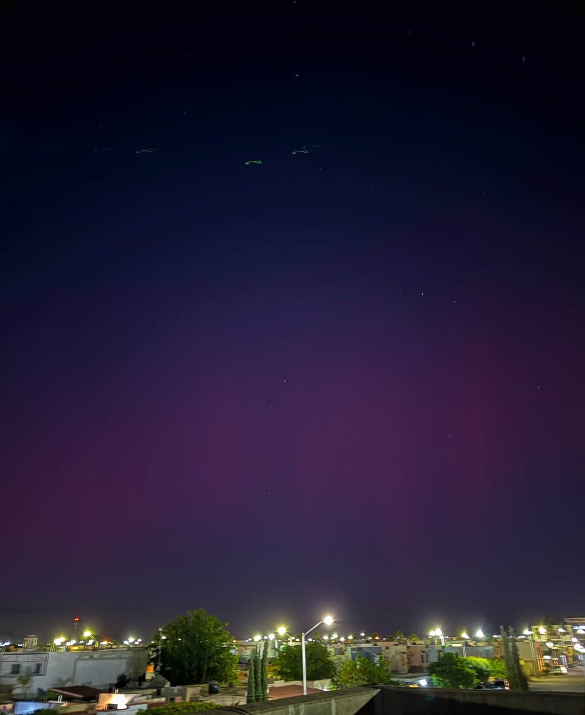 Aurora boreal captada en Los Mochis colorea el cielo nocturno