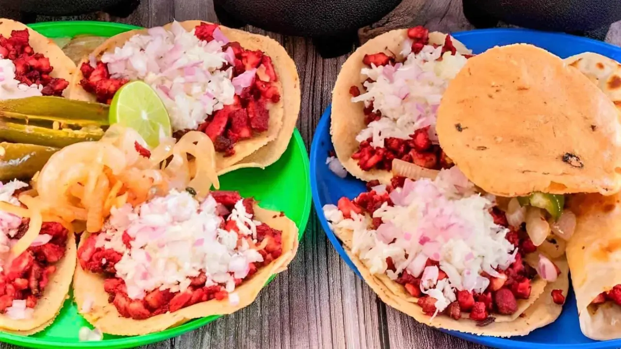 La Feria del Taco de Iztapalapa, se  en la Macro Plaza, ofrece una amplia variedad, entre ellos de carnitas, adobada y suadero