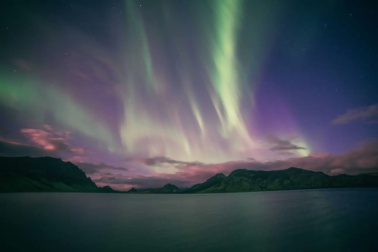 Las auroras boreales son producidas por la interacción del campo electromagnético de la tierra y los rayos solares | Imagen:  Jonatan Pie