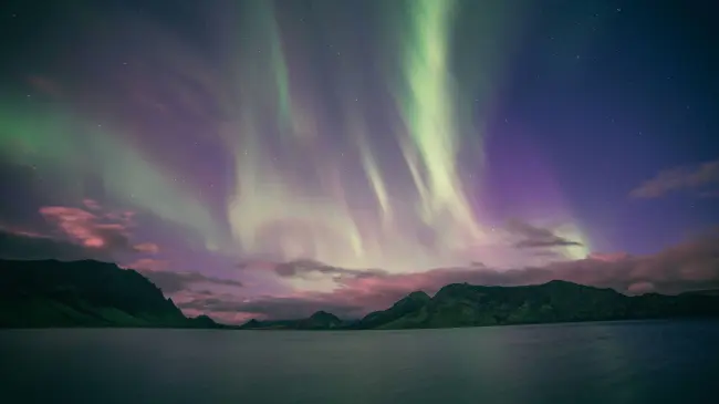 Las auroras boreales son producidas por la interacción del campo electromagnético de la tierra y los rayos solares | Imagen: Jonatan Pie