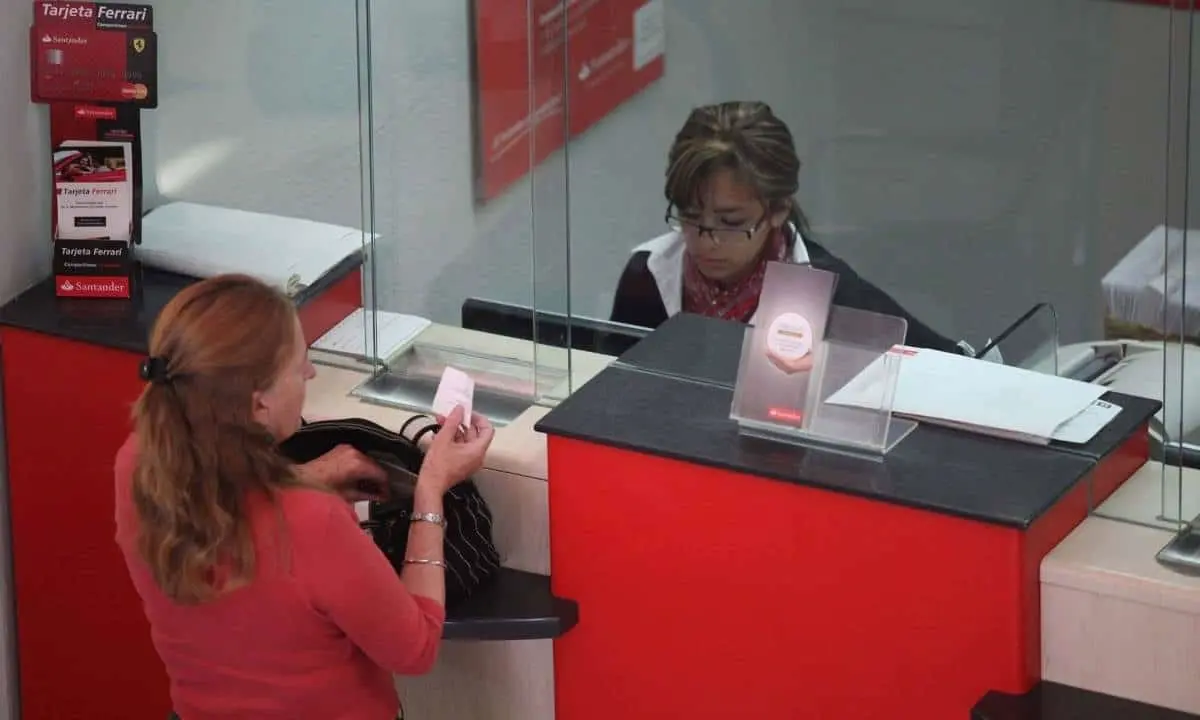 En las sucursales de Santander puedes cobrar tus cheques en ventanilla. Foto: Cortesía