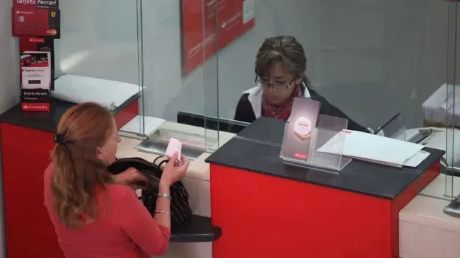 En las sucursales de Santander puedes cobrar tus cheques en ventanilla. Foto: Cortesía