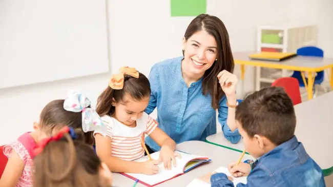 Reconoce la gran labor de los profesores, este 15 de mayo. Día del Maestro en México. Foto: Freepik