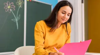 Día del Maestro: Mensajes para felicitar a tu hermana o hermano que es profesor.
