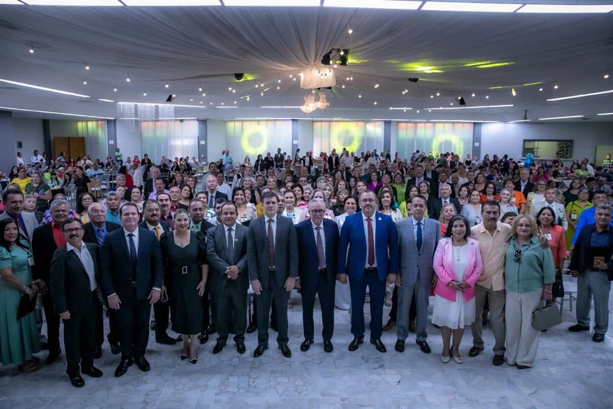 El gobernador de Sinaloa, acompañado de los maestros galardonados