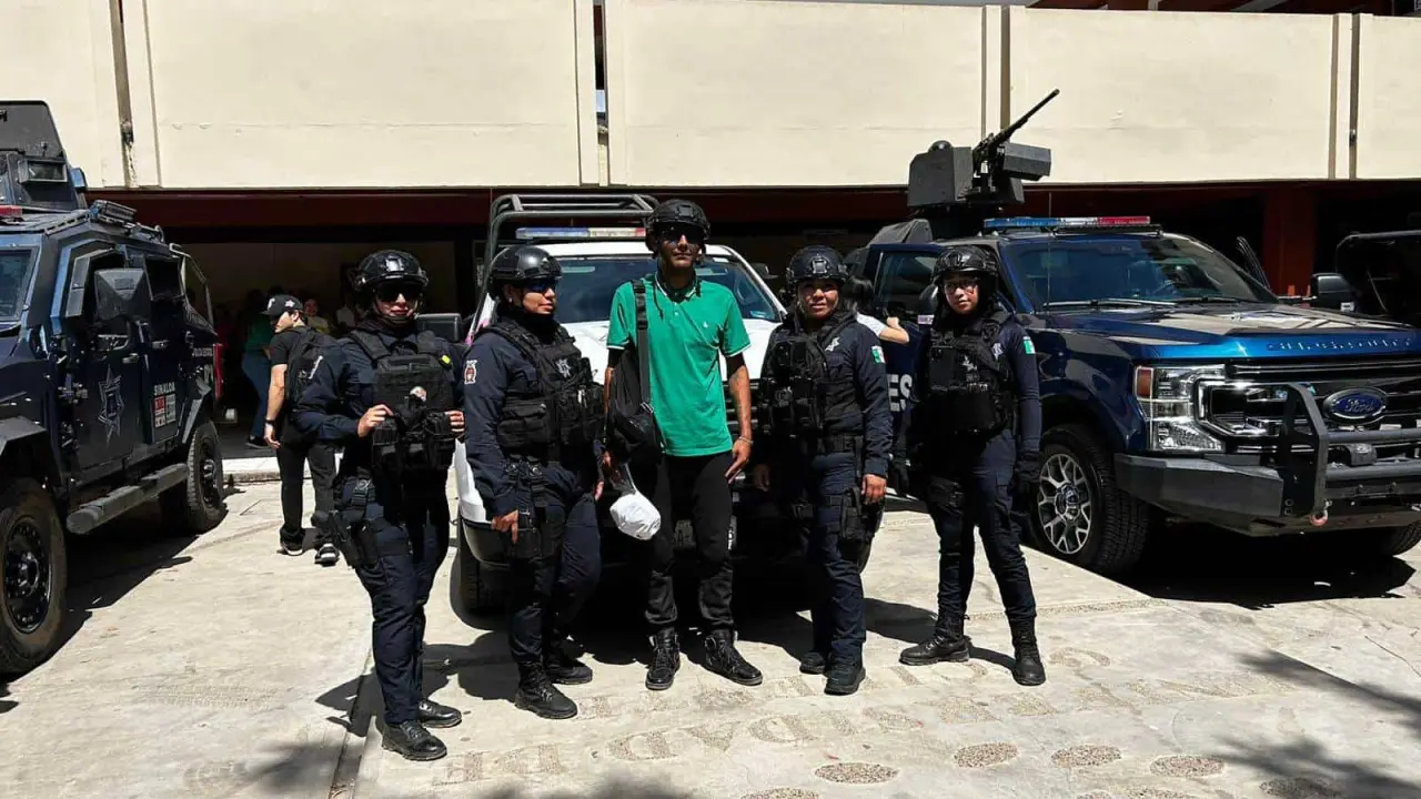 Policías de Culiacán conviviendo con la ciudadanía. Foto Construyendo Paz