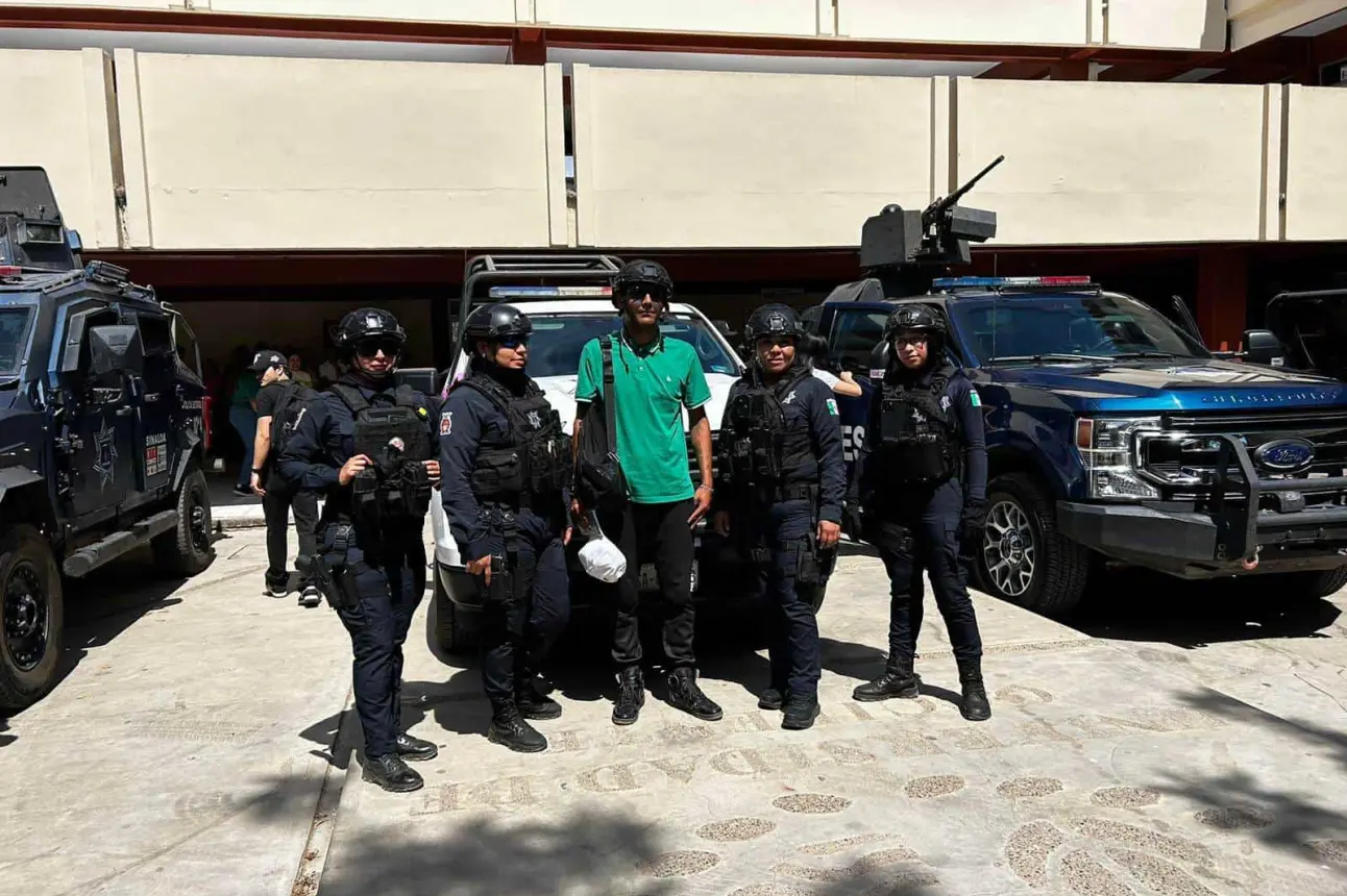 Policías de Culiacán conviviendo con la ciudadanía. Foto Construyendo Paz