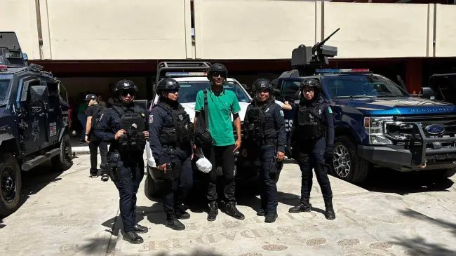 Policías de Culiacán conviviendo con la ciudadanía. Foto Construyendo Paz