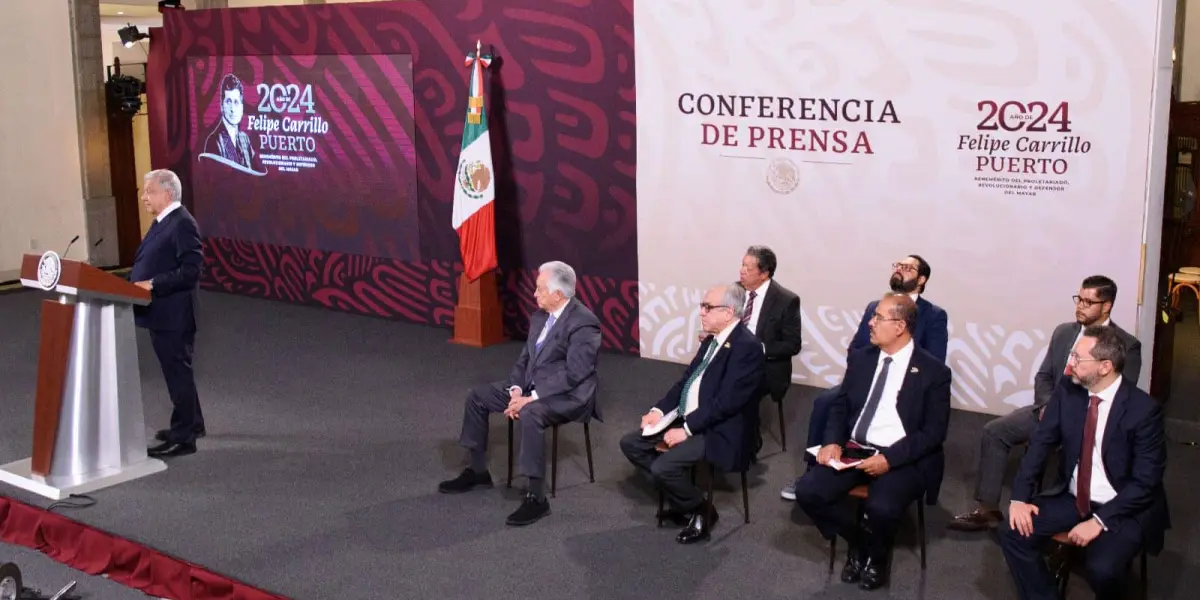 AMLO durante su conferencia de prensa acompañado de funcionarios de gobierno.