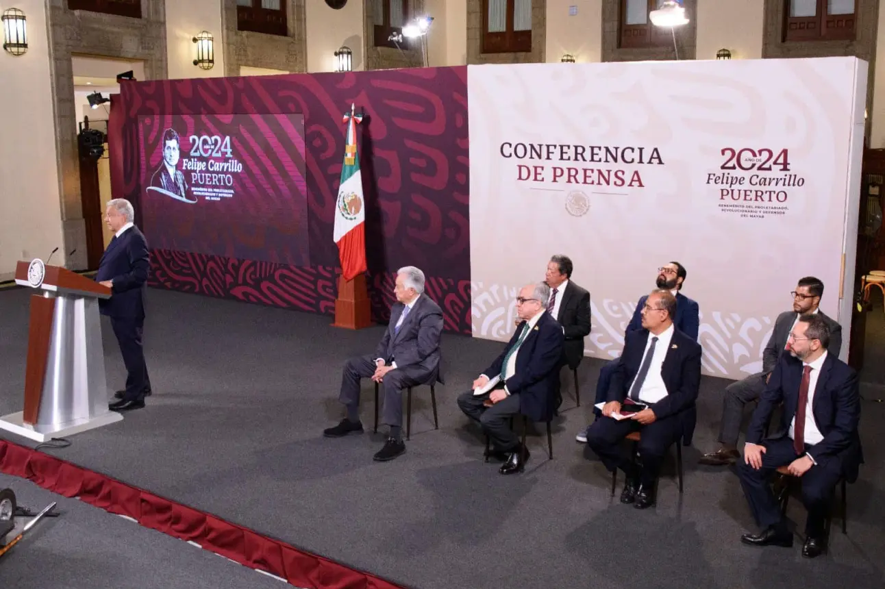 AMLO durante su conferencia de prensa acompañado de funcionarios de gobierno.