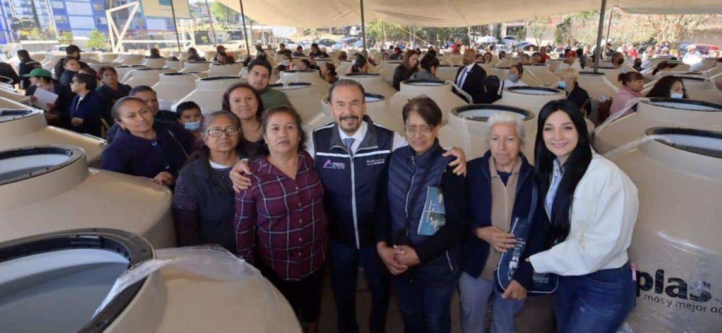 Aspectos de la entrega de tinacos en el municipio de Atizapán. 