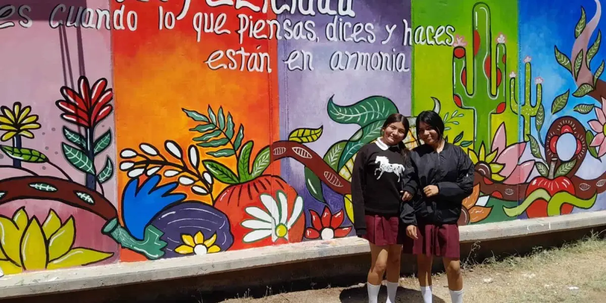 Estudiantes de la Secundaria Técnica 97 de Villa Juárez pintan un colorido mural