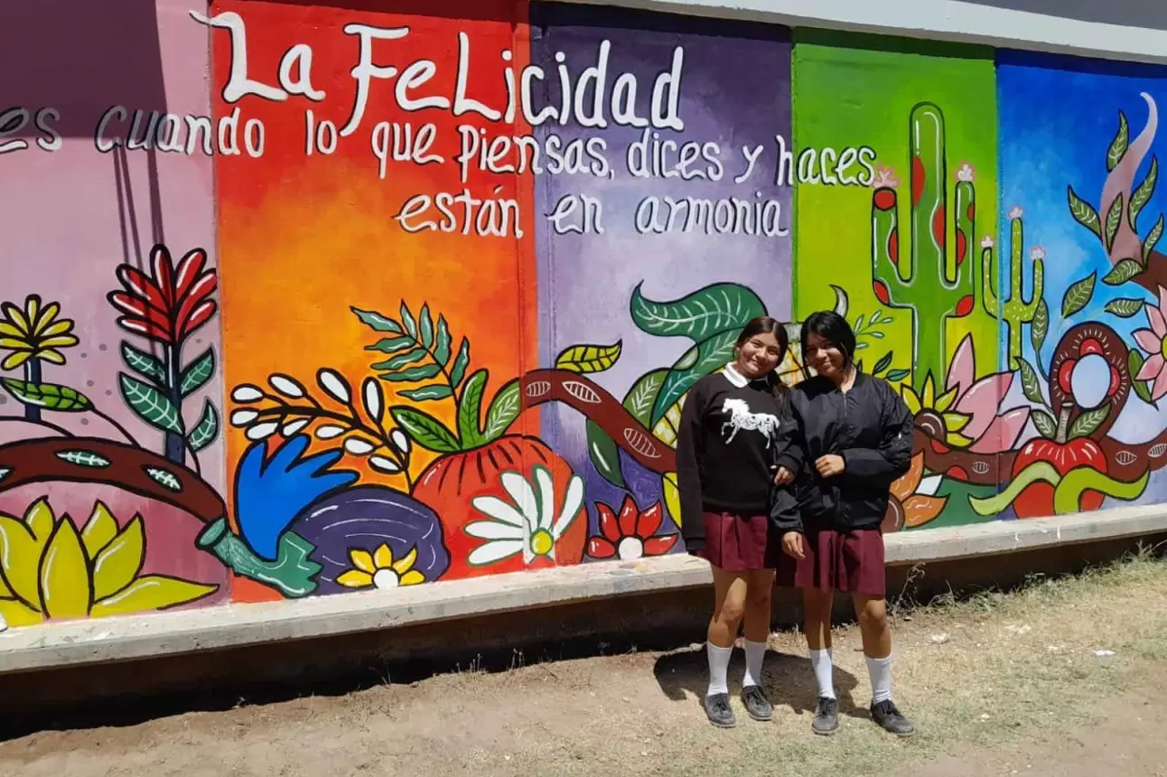 Estudiantes de la Secundaria Técnica 97 de Villa Juárez pintan un colorido mural