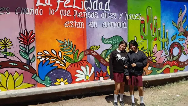 Estudiantes de la Secundaria Técnica 97 de Villa Juárez pintan un colorido mural