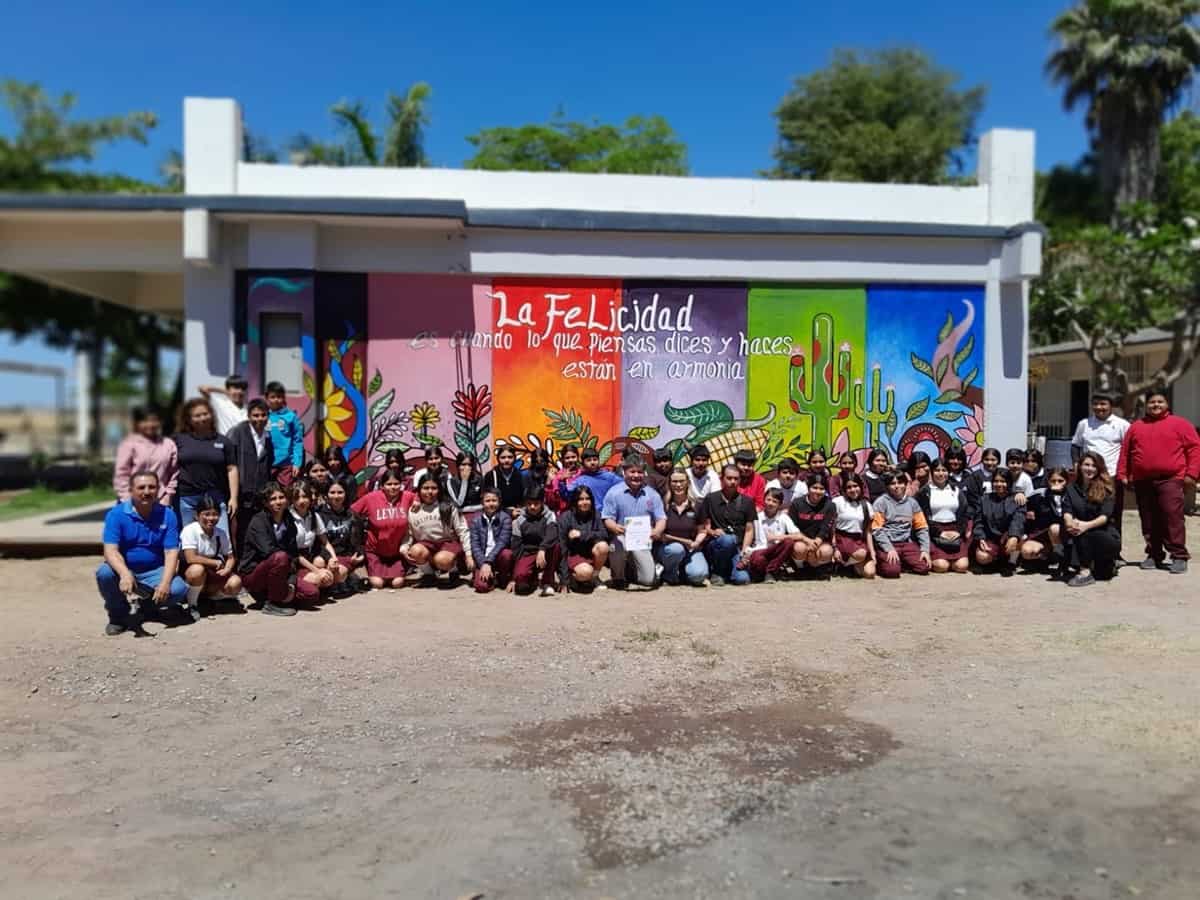 Estudiantes y docentes de la Secundaria Técnica 97 de Villa Juárez que participaron en la obra