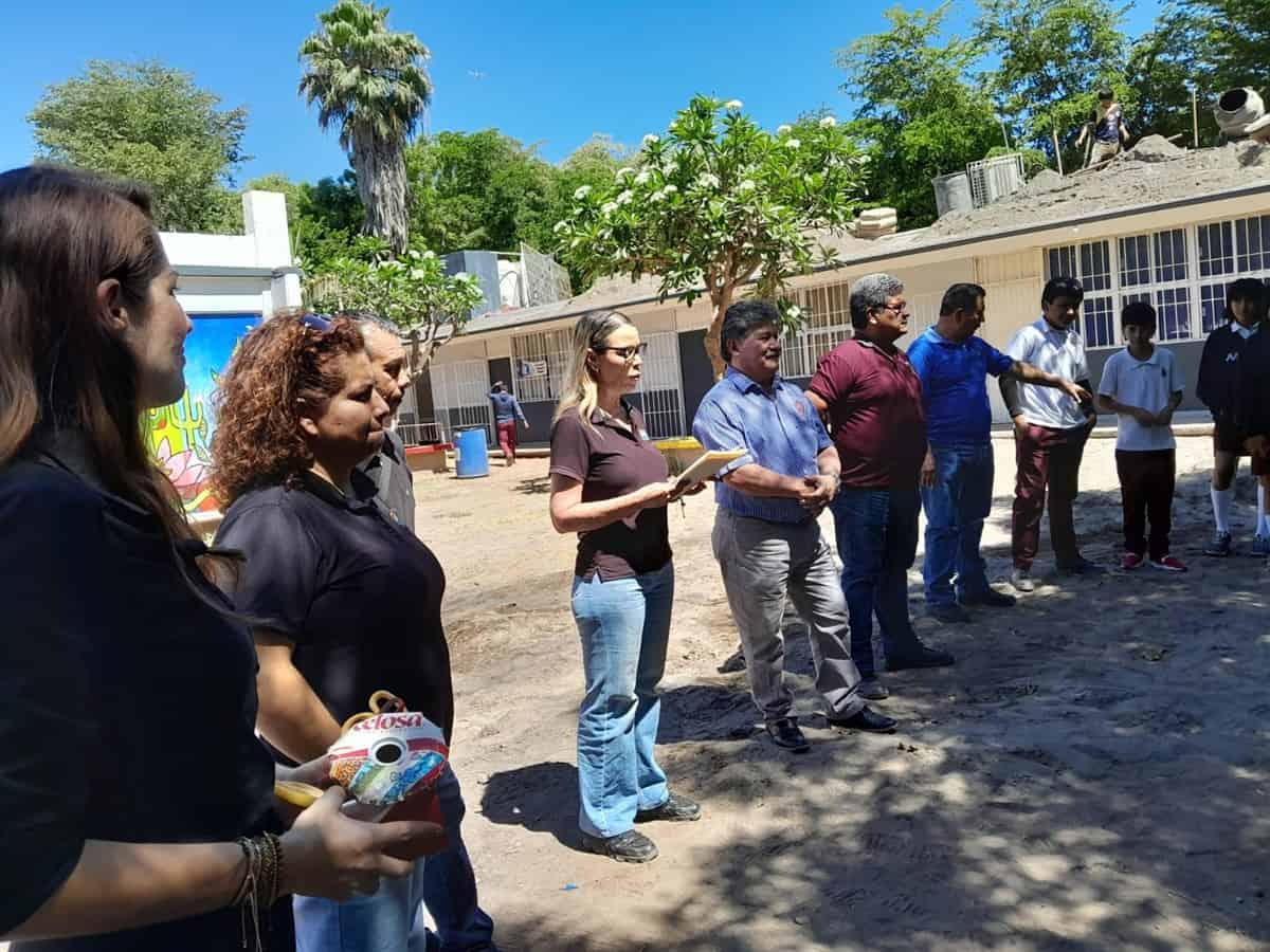 Personal de Suma IAP y directivos de la Secundaria Técnica 97 de Villa Juárez
