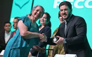 Maestros de Nuevo León reciben medalla Maestro Rafael Ramírez por Día del Maestro
