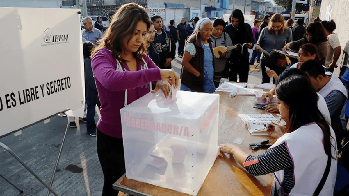 Personas votando. ¿Y tú ya revistaste las propuestas de los candidatos? Foto ComoVotarMx