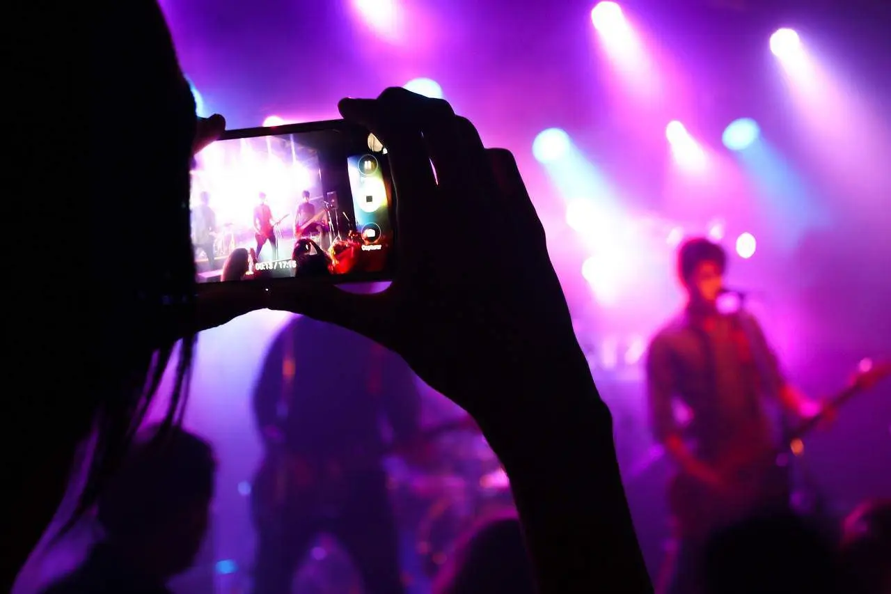 El modo noche es una opción para lograr buenas fotos en los conciertos nocturnos. Foto: Pixabay