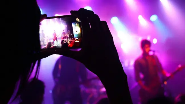 El modo noche es una opción para lograr buenas fotos en los conciertos nocturnos. Foto: Pixabay
