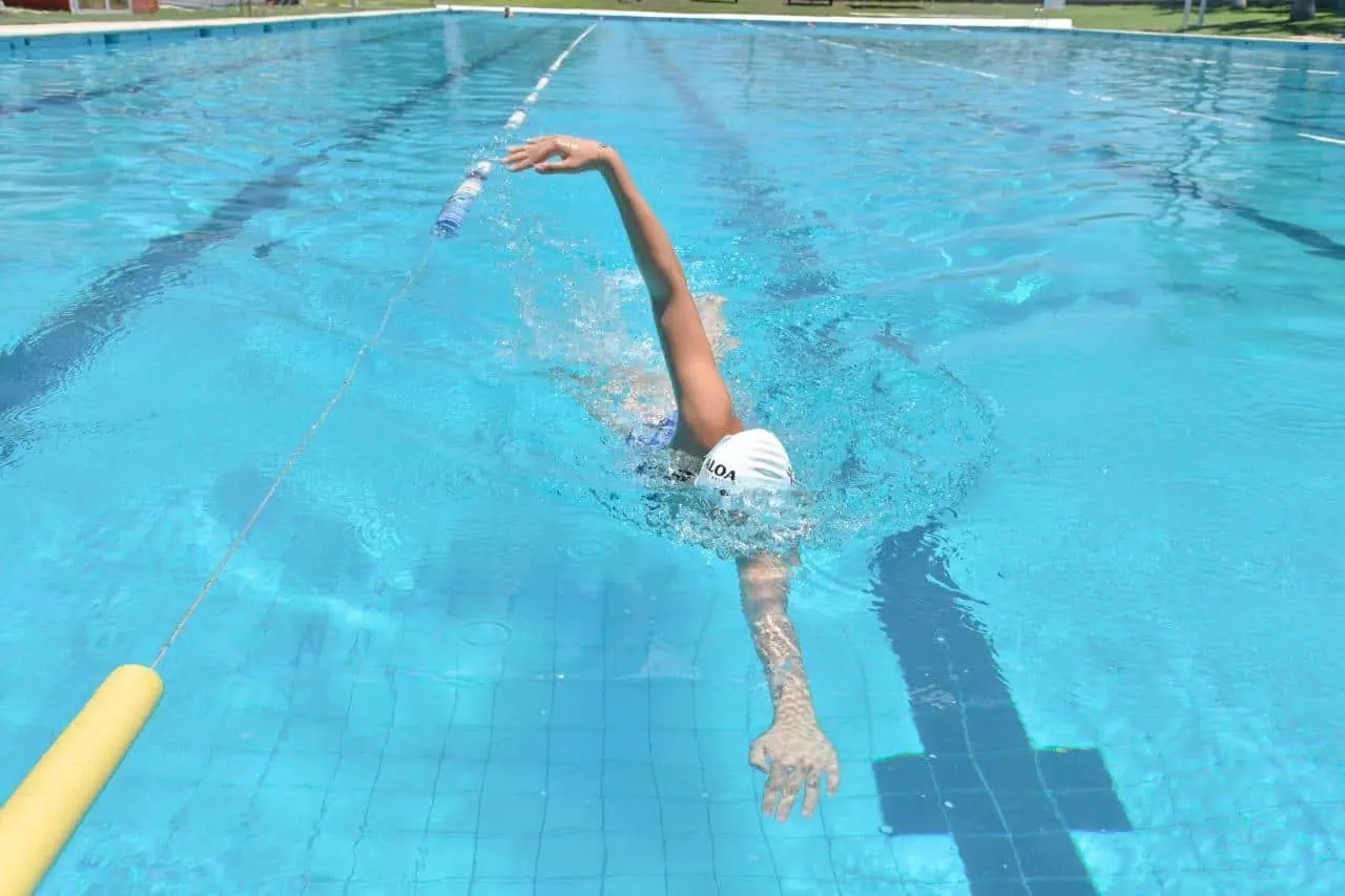 Hay clases de natación disponibles en la Alberca Olímica de Los Mochis. Foto: Cortesía