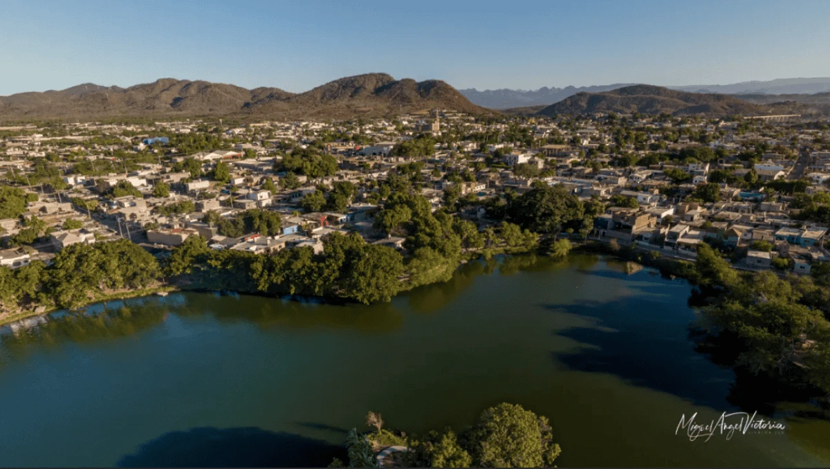 Sorpréndete con la belleza de una laguna que surgió tras la inundación de una mina. Foto Sinaloa360