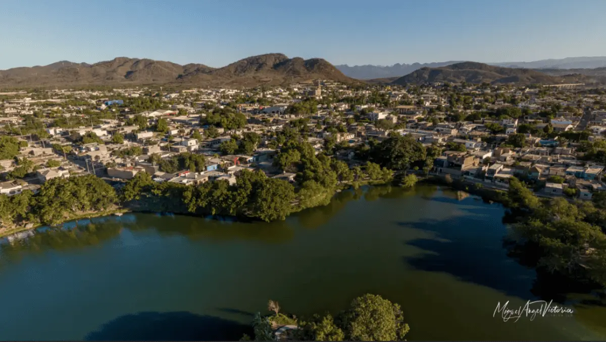 Sorpréndete con la belleza de una laguna que surgió tras la inundación de una mina. Foto Sinaloa360