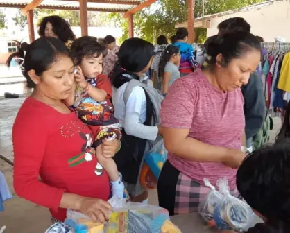 Facilitan ropa a jornaleros del campo en Navolato con emotivo programa "vistiendo tu comunidad"