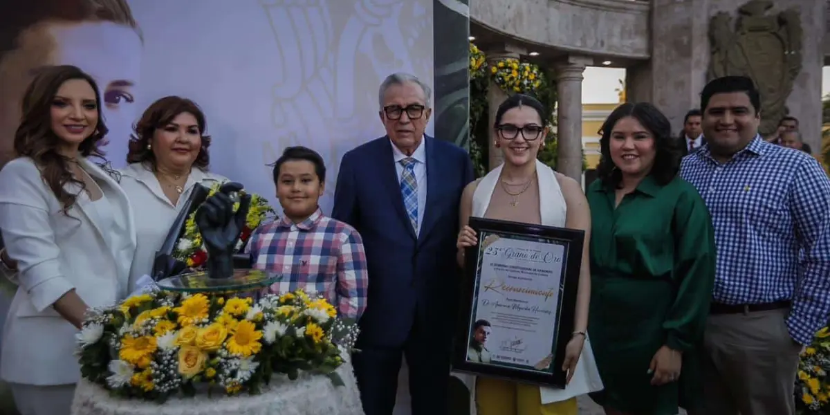 Rocha entrega presea Grano de Oro Gral. Rafael Buelna Tenorio.