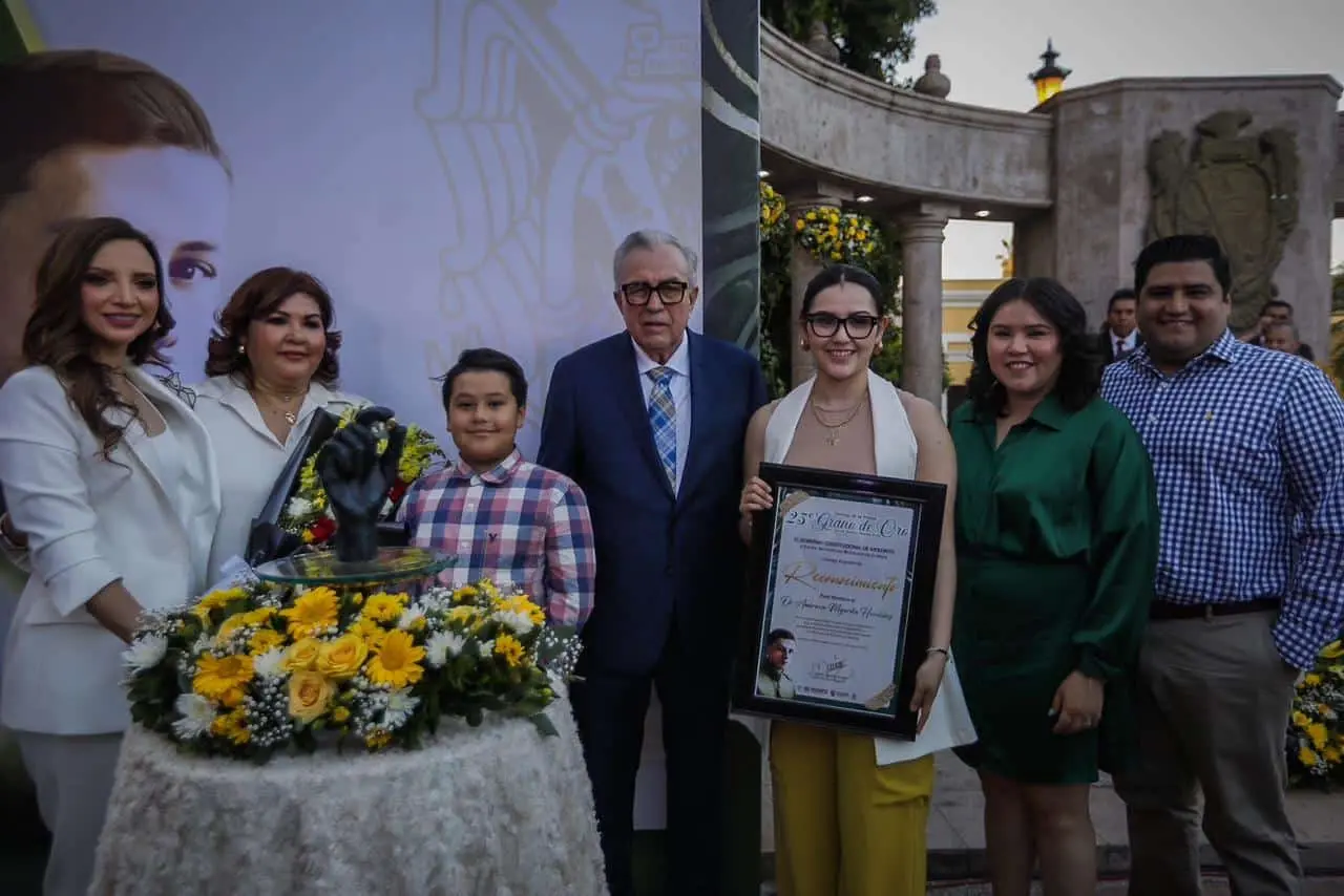 Rocha entrega presea Grano de Oro Gral. Rafael Buelna Tenorio.