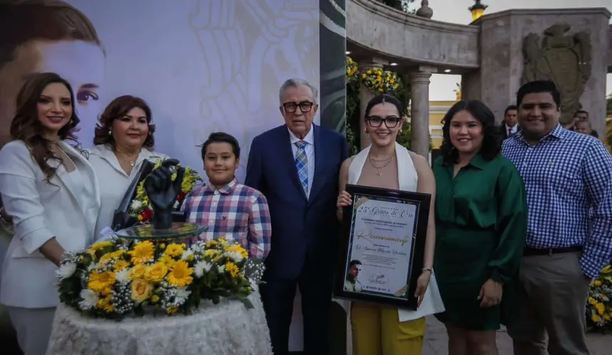 Rocha entrega presea Grano de Oro Gral. Rafael Buelna Tenorio.