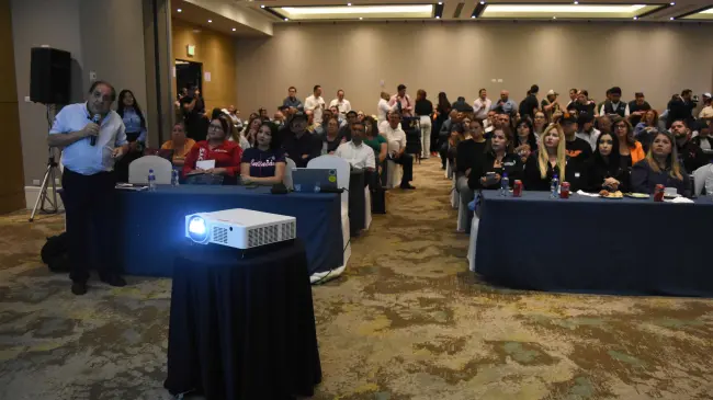 Candidatos a alcaldes y legisladores por Culiacán conocen programas para la paz