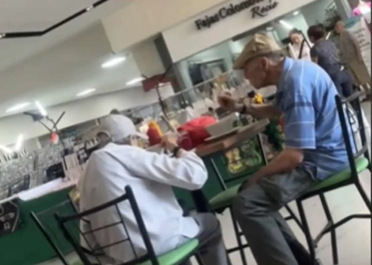 Los abuelitos disfrutaron de su comida sin gastar gracias al noble gesto. Foto: TikTok