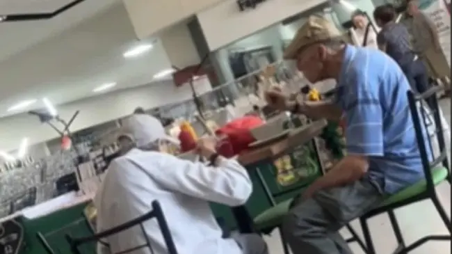 Los abuelitos disfrutaron de su comida sin gastar gracias al noble gesto. Foto: TikTok