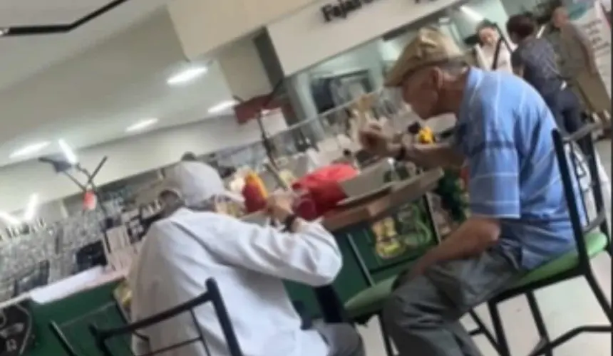 Los abuelitos disfrutaron de su comida sin gastar gracias al noble gesto. Foto: TikTok