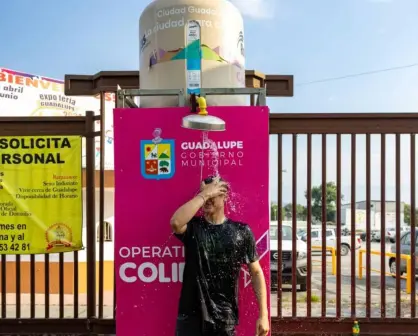 Ponen regaderas en las calles de Guadalupe, Nuevo León, por fuerte ola de calor
