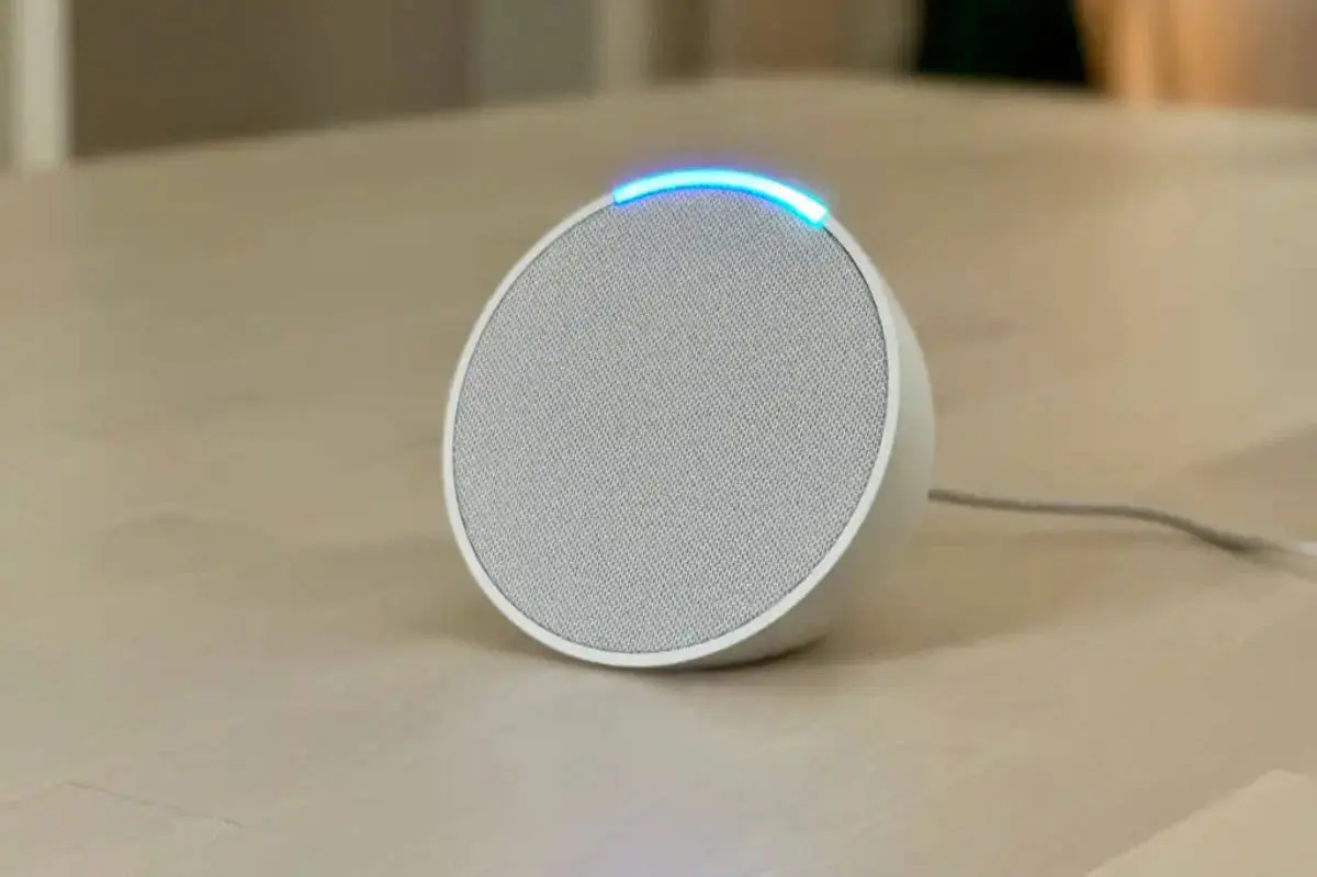 La bocina inteligente Echo Pop cuenta con Alexa integrada. Foto: Amazon