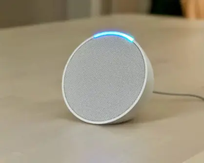 Amazon remata bocina Echo Pop con Alexa y foco inteligente a mitad de precio