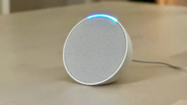 La bocina inteligente Echo Pop cuenta con Alexa integrada. Foto: Amazon