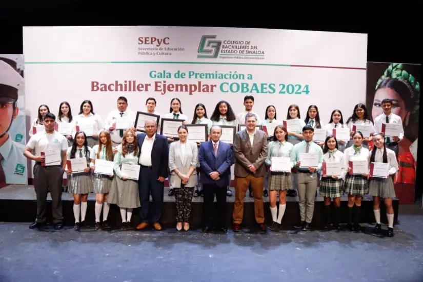 Ceremonia de premiación de Bachiller Ejemplar de COBAES. 