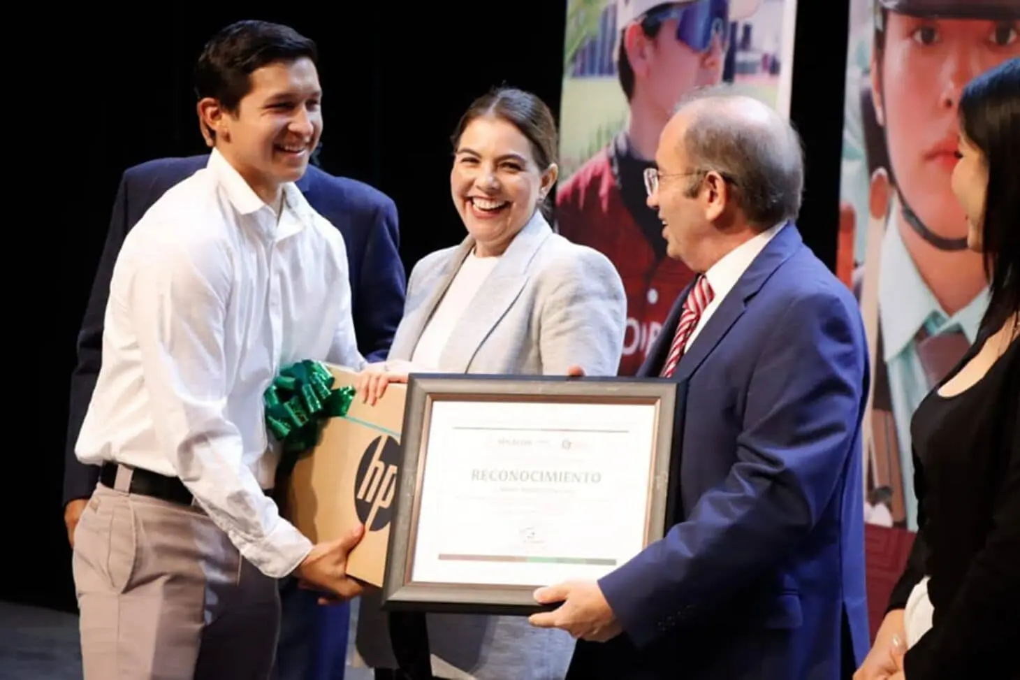 Uno de los chicos de COBAES que recibió la distinción. Foto: Cortesía