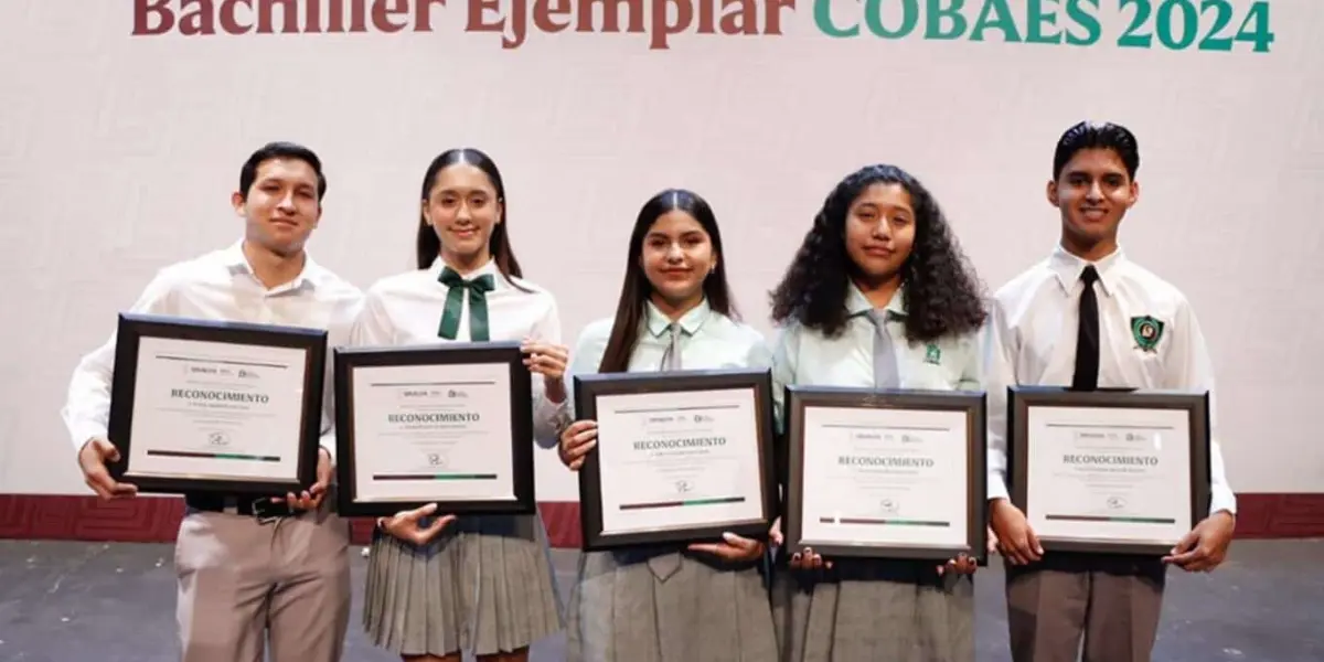 Estudiantes de Sinaloa que recibieron el galardón de Bachiller Ejemplar COBAES 2024. Foto: Cortesía