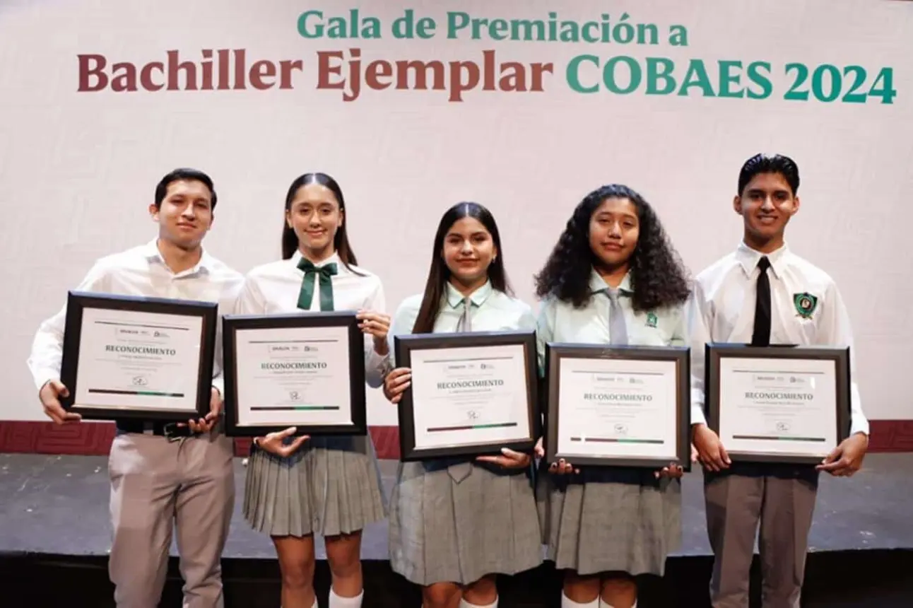 Estudiantes de Sinaloa que recibieron el galardón de Bachiller Ejemplar COBAES 2024. Foto: Cortesía