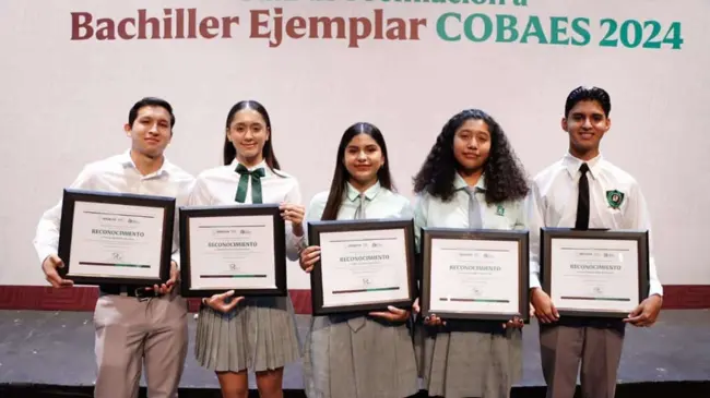 Estudiantes de Sinaloa que recibieron el galardón de Bachiller Ejemplar COBAES 2024. Foto: Cortesía